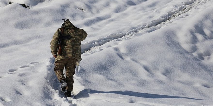 Bitlis'te çok sayıda muhtar ve korucu görevden uzaklaştırıldı
