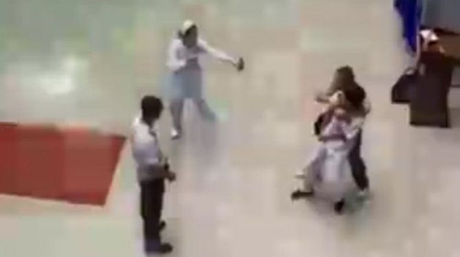 Çin'de Kadın polis saldırganı böyle vurdu