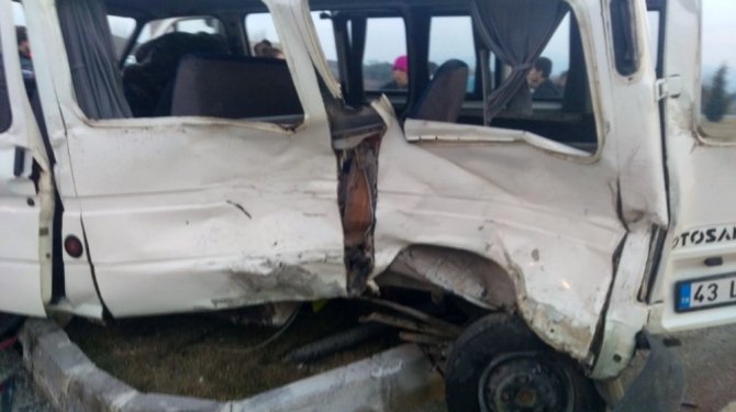 Kamyonetle minibüs çarpıştı: 1 kişi öldü, 4 kişi yaralandı