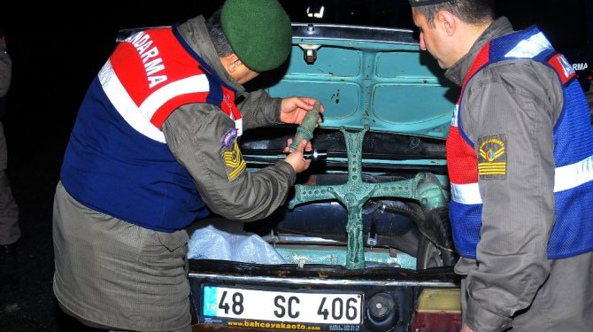 Hz. İsa figürlü haç objesi ve gözyaşı kâsesi ele geçirdi