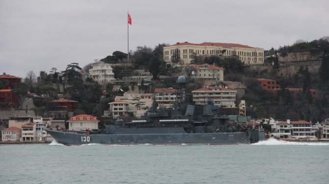 Rus savaş gemisi İstanbul Boğazı’ndan geçti