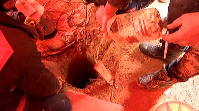 Yavru köpek 70 metrelik sondaj çukuruna düştü