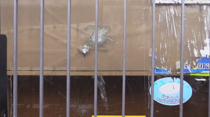 Hırsızlar ’kurşun geçirmez’ denilen camı tekmeyle kırdı