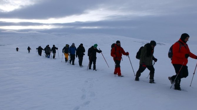 Donan gölde 8 kilometre yürüyüp kamp kurdular