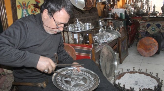 Bakırcılık sanatı can çekişiyor