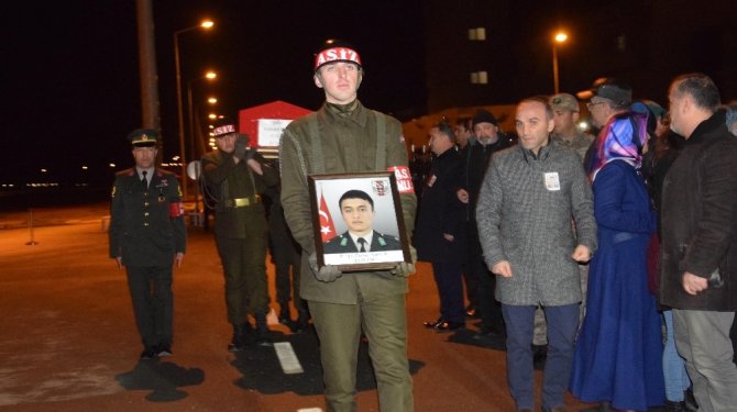 Şehidin naaşı gözyaşlarıyla karşılandı