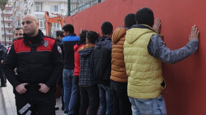 Galatasaray taraftarını taşıyan araçlara saldırdılar