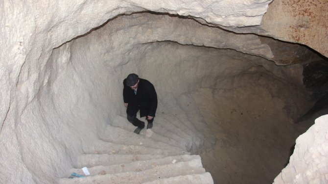 Evin altından 2 asırlık mağara çıktı