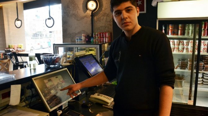 Çay ikram ettiler, monitörü çalıp kayıplara karıştı