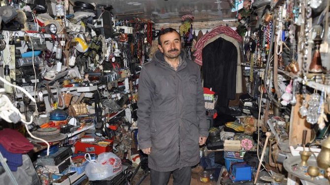 6 metrekarelik konteynerde tarihi yaşatıyor