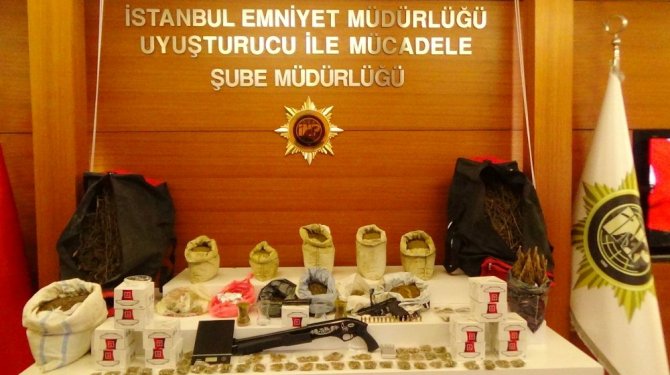 Çay bardaklarında uyuşturucu satan 2 kişi gözaltına alındı