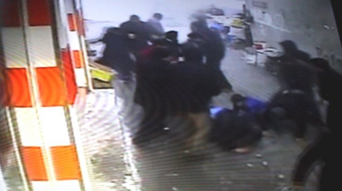 Pazarının çatısının çökme anı güvenlik kameralarına yansıdı