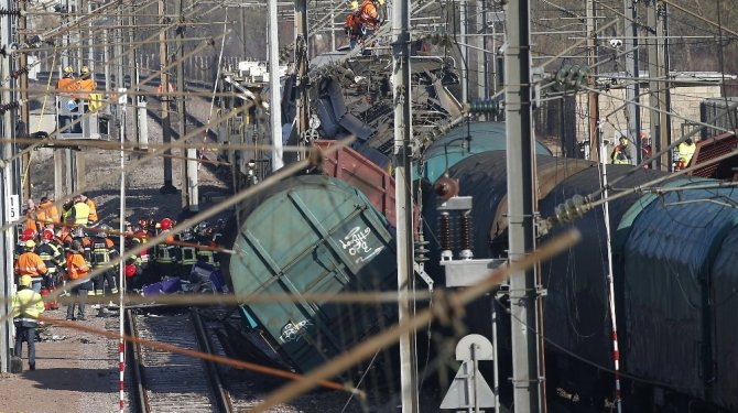 İki tren çarpıştı: 1 kişi hayatını kaybetti, 6 kişi de yaralandı