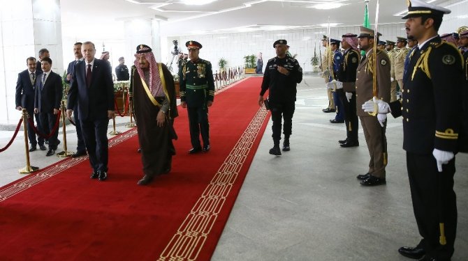 Erdoğan Suudi Arabistan’da resmi törenle karşılandı