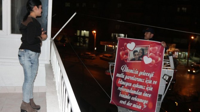 İtfaiyeciden, yangın merdiveninde evlilik teklifi