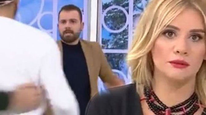 Canlı Yayında Kız Kavgası! Esra Erol Donup Kaldı