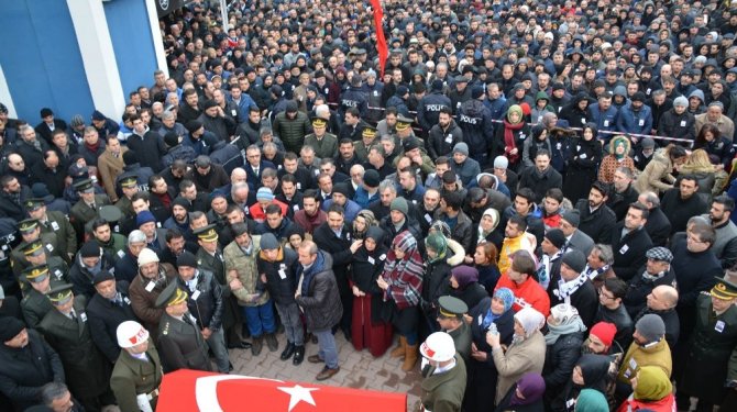El Bab şehidini binlerve kişi uğurladı