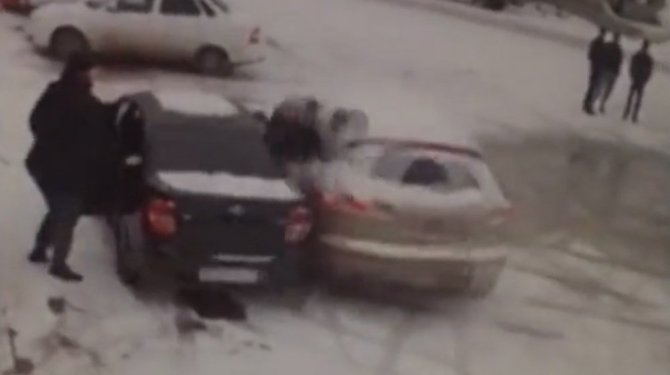 İki otomobilin arasında böyle sıkıştı