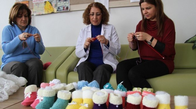 Öğretmenler minik ayaklar için örüyor