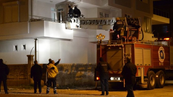 Eşini ve 4 yaşındaki çocuğunu rehin aldı