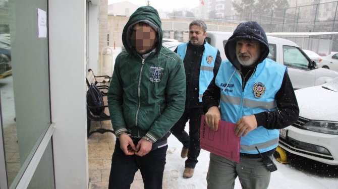 Sorduğu soruya cevap vermedi diye bıçakladı