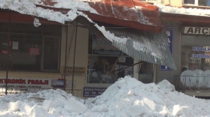 Çatıdan düşen kar kütleleri araca zarar verdi