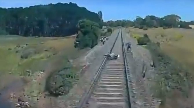 Motosikletli trenin altında kalmaktan son anda kurtuldu