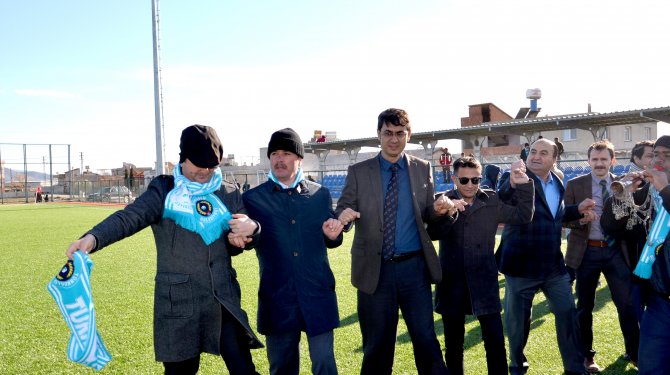 Önce maç yaptılar sonra halay çektiler