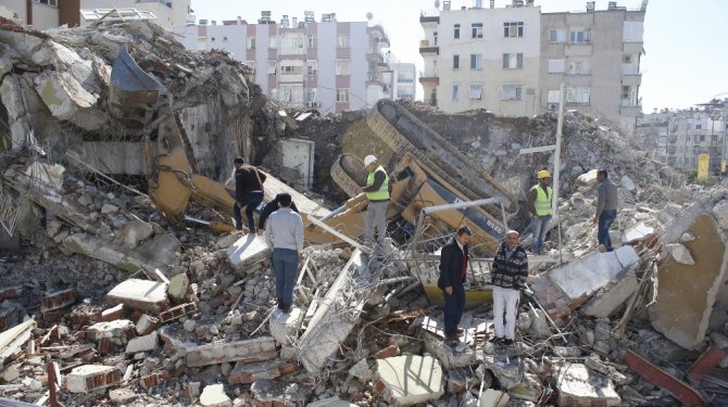 Binada yıkım çalışması yapan iş makinesi devrildi