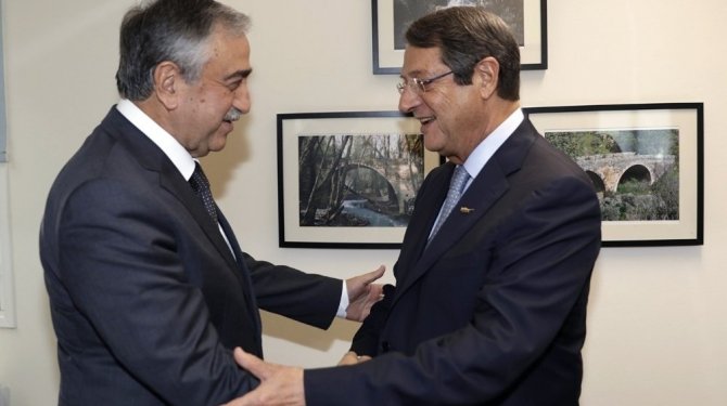 Rum lider kapıyı vurarak salonu terk etti