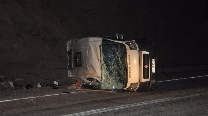 Mültecileri taşıyan minibüs devrildi