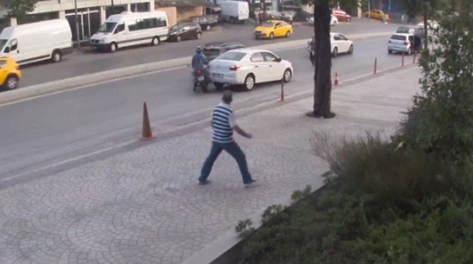 Motosikletli yolcuları göz göre göre ezdi ve kaçtı