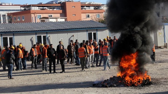 Adana Adliye Sarayı inşaatında çalışan işçiler eylemde