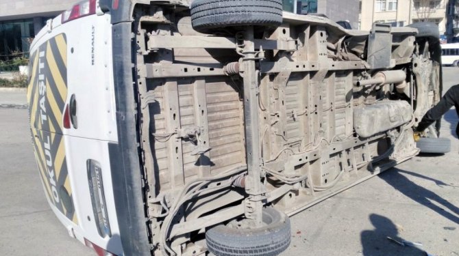 Kamyonet minibüsle çarpıştı: 7'si çocuk 9 kişi yaralandı