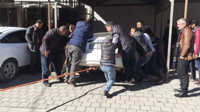 Ortalığı birbirine katan sürücünün imdadına çekici yetişti