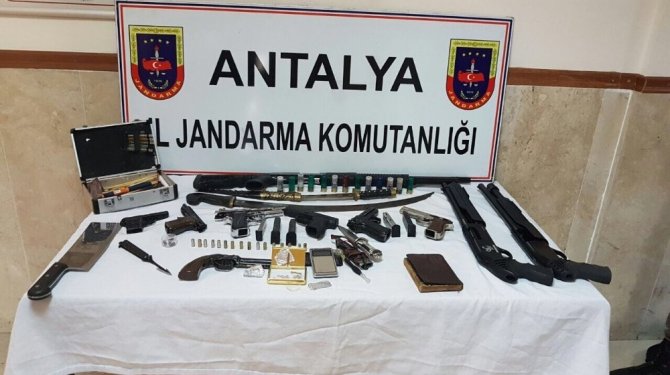 Bunlar bir evden çıktı