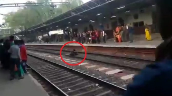 Üstünden tren geçen kadın olaydan yara almadan kurtuldu