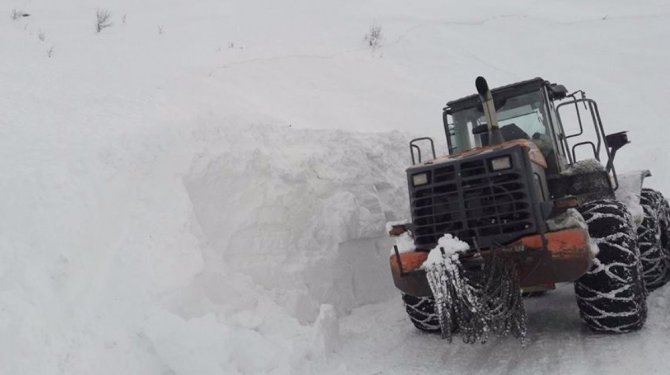 Çığın altında kalan kepçe operatörünün cesedine ulaşıldı