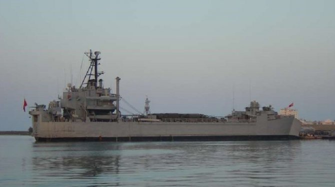 Askeri gemide yangın: 4 asker dumandan etkilendi