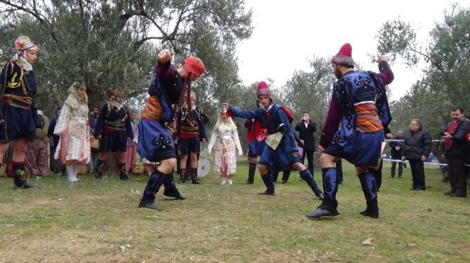 İşçiler bahşiş alabilmek için kahya ve karısını ağaca bağladı