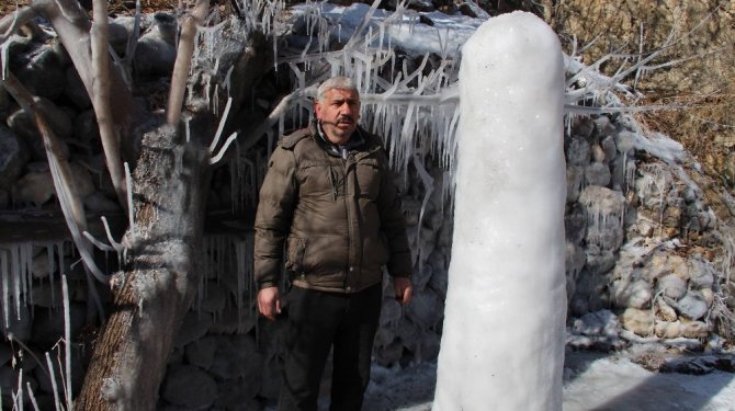 Patlayan su hortumu buzdan sütun oluşturdu