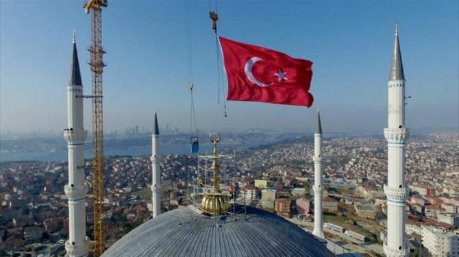 Çamlıca Camisinin alemi törenle yerleştirildi