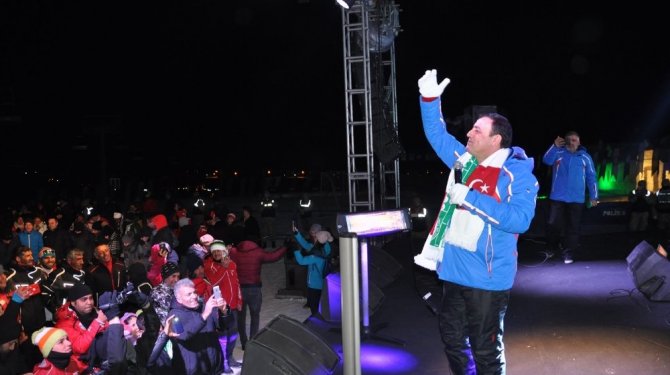 Sarıkamış soğuğunda Mahmut Tuncer’den sıcak konser