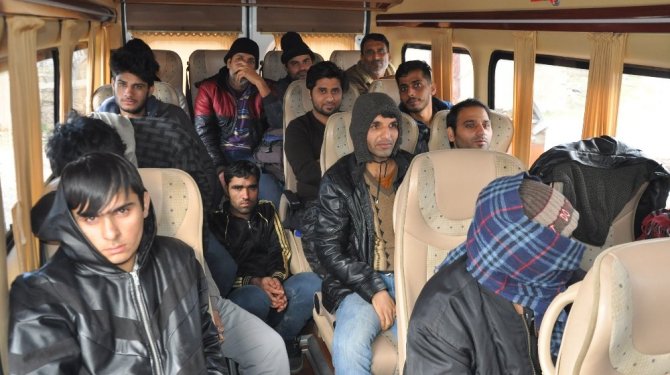 Kaçak yollarla kaçmak isteyen 49 mülteci yakalandı