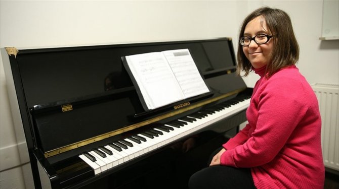Genç kızın piyano aşkı engel tanımıyor