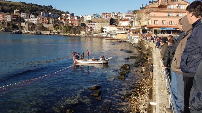 Yunustan kaçan balıklar limana sığınınca balıkçıların yüzü güldü