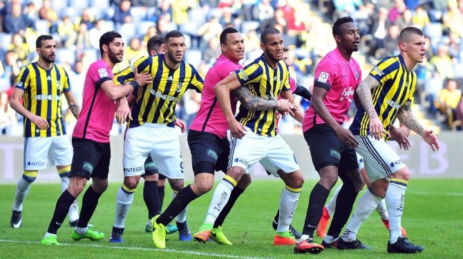 Fener yine tekledi: Tribünler ’istifa’ istedi