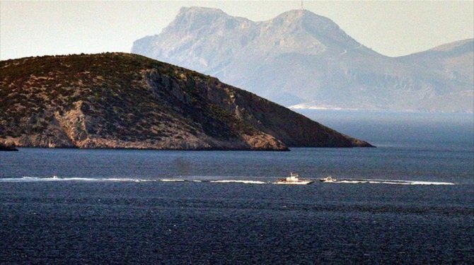Kardak kayalıkları önlerinde hareketli anlar