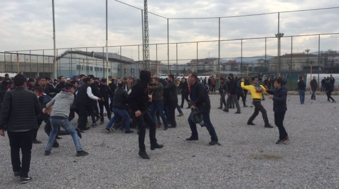 Taraftar taşla tesislere saldırdı: 2 polis yaralandı