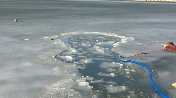 Buz tutan gölete düşen çocuk kayboldu